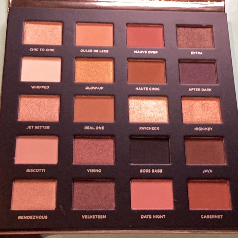 Iconic London booming and gleaming eyeshadow palette